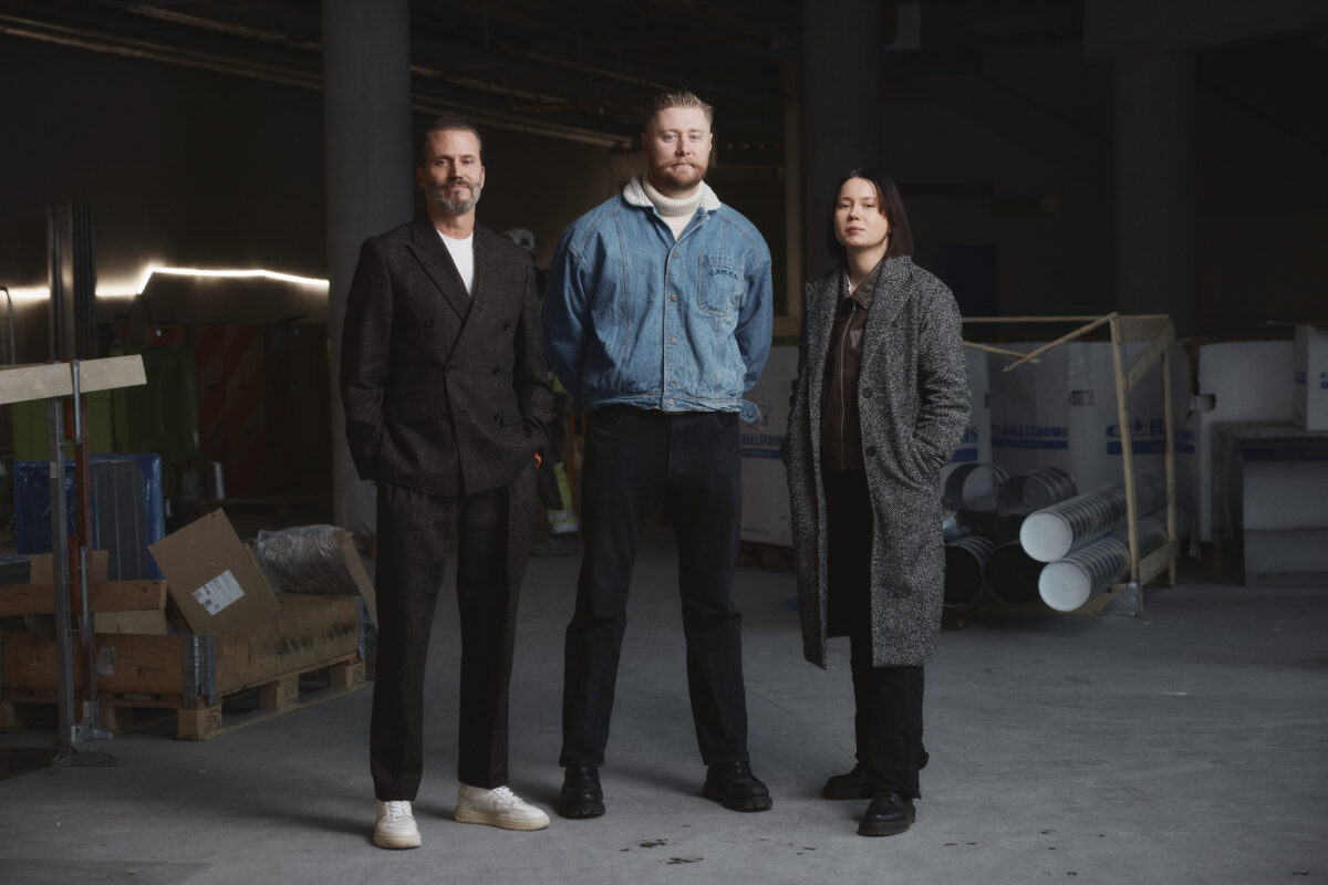 Mattias Roussakoff, Leasing Manager på Atrium Ljungberg tillsammans med John Wennström och Desirée Jaks i lokalen som puben ska öppna i.