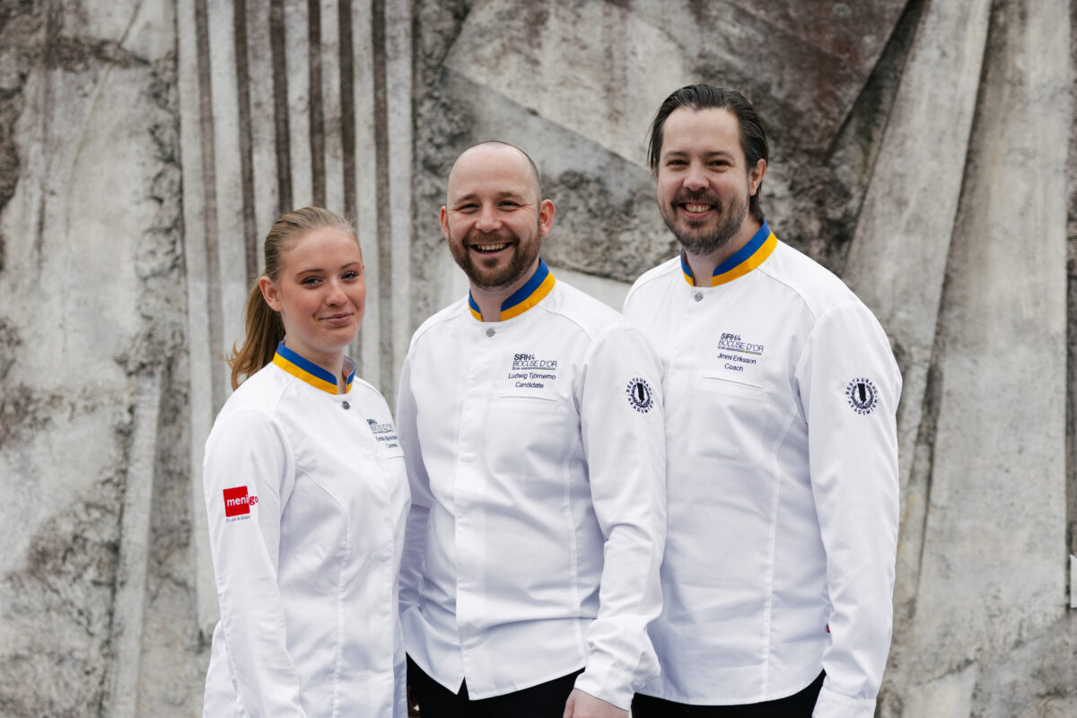 Commis Emilia Björklund och kocken Ludwig Tjörnemo tillsammans med coachen Jimmi Eriksson Foto: Gustaf Björlin