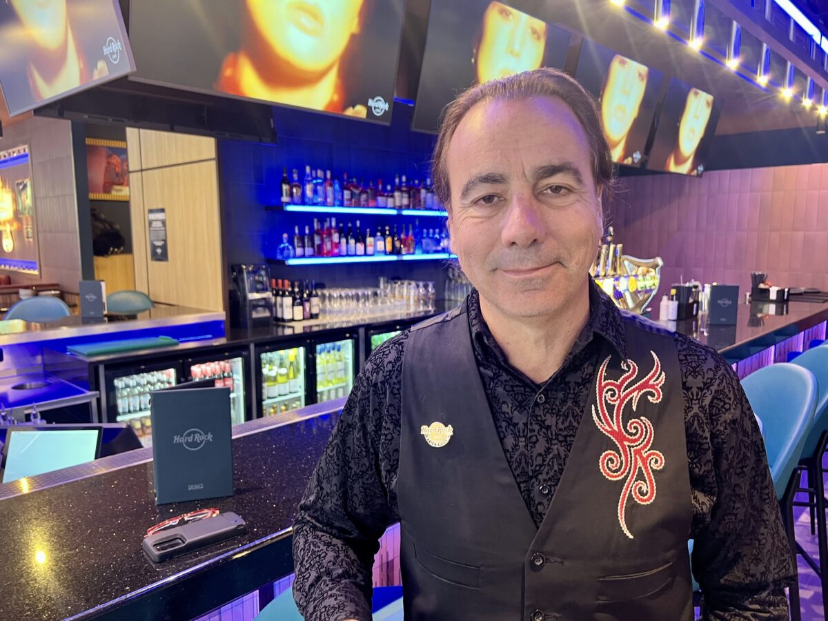 Tom Perez från Orlando är vice president för Hard Rock Café och han är nöjd med både den nya restaurangens placering och utformning.