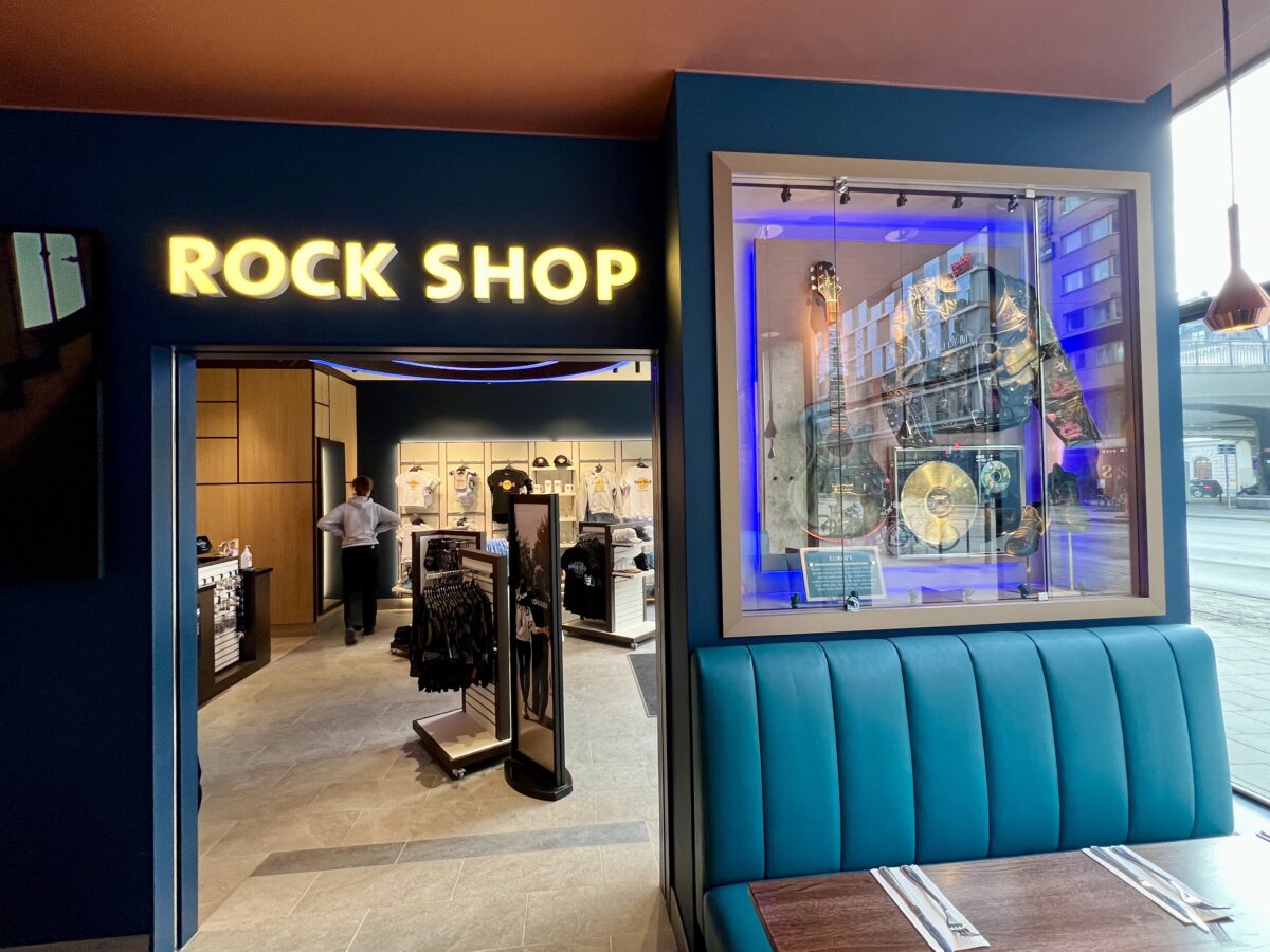 Vägg i vägg med Hard Rock Café ligger deras Rock Shop där gästerna kan köpa med sig bland annat t-shirts.