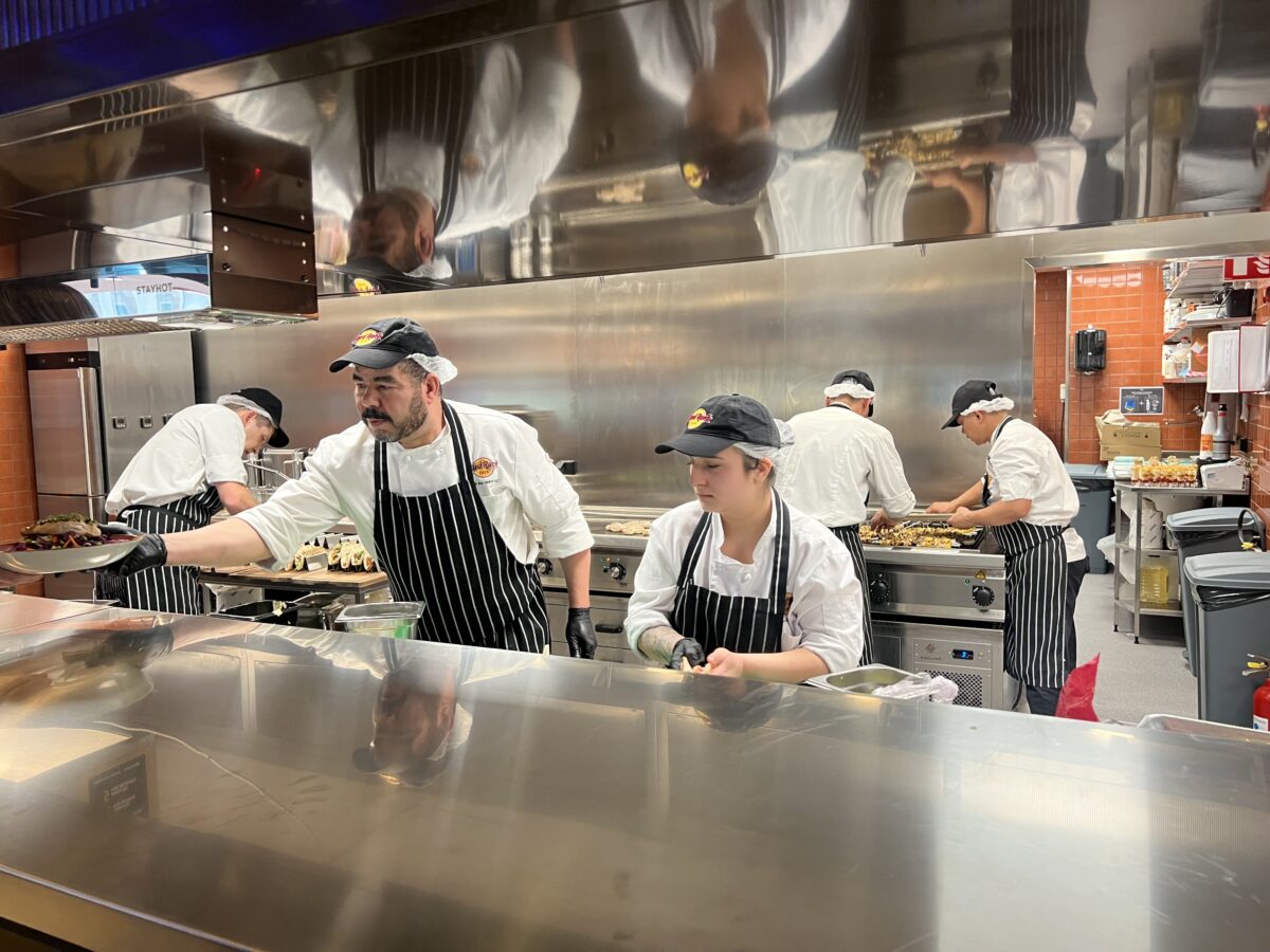 Den nya restaurangen har öppet kök.