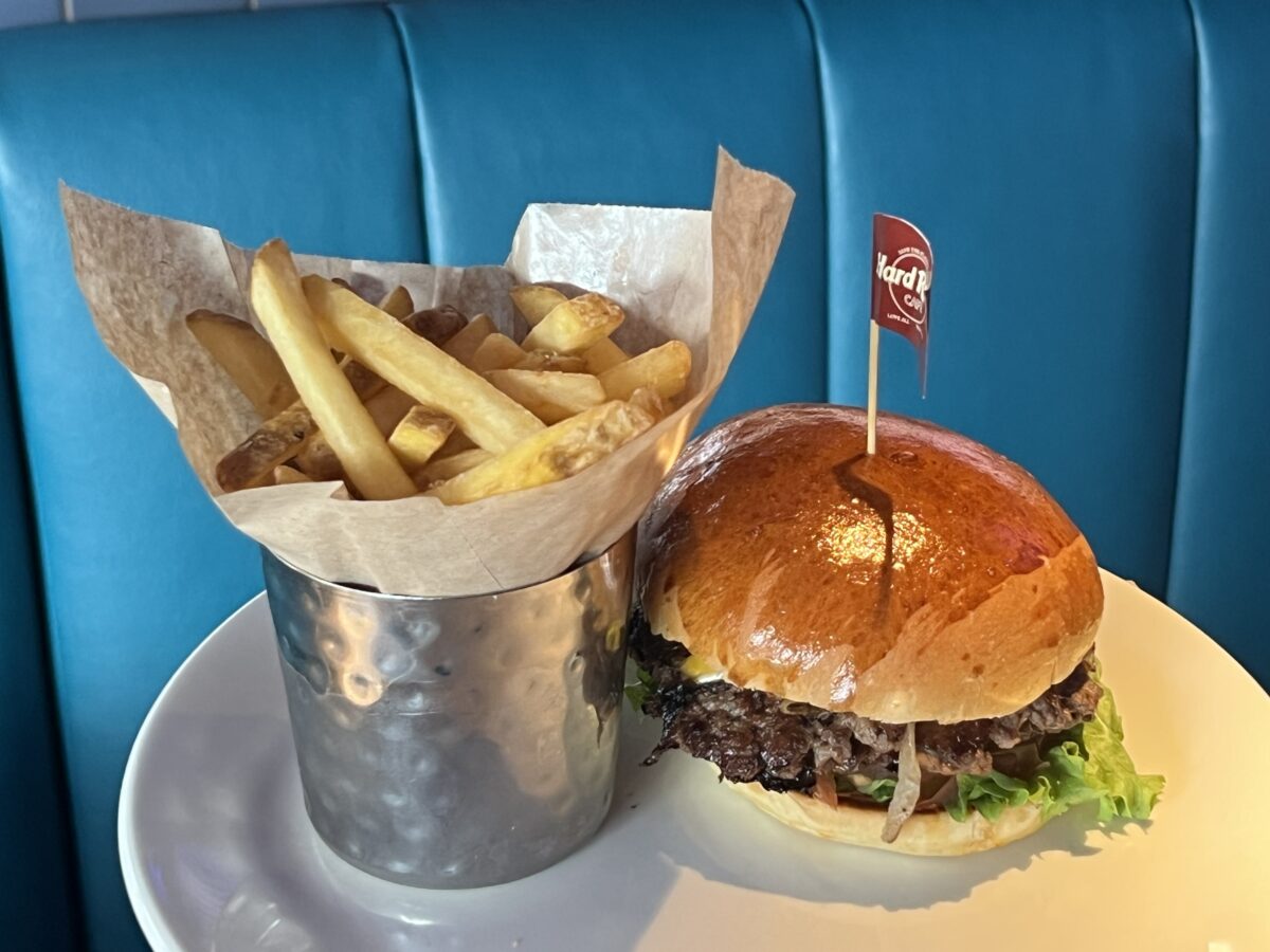 Alla Steak Burgers serveras med rostade hantverksbröd och pommes frites.