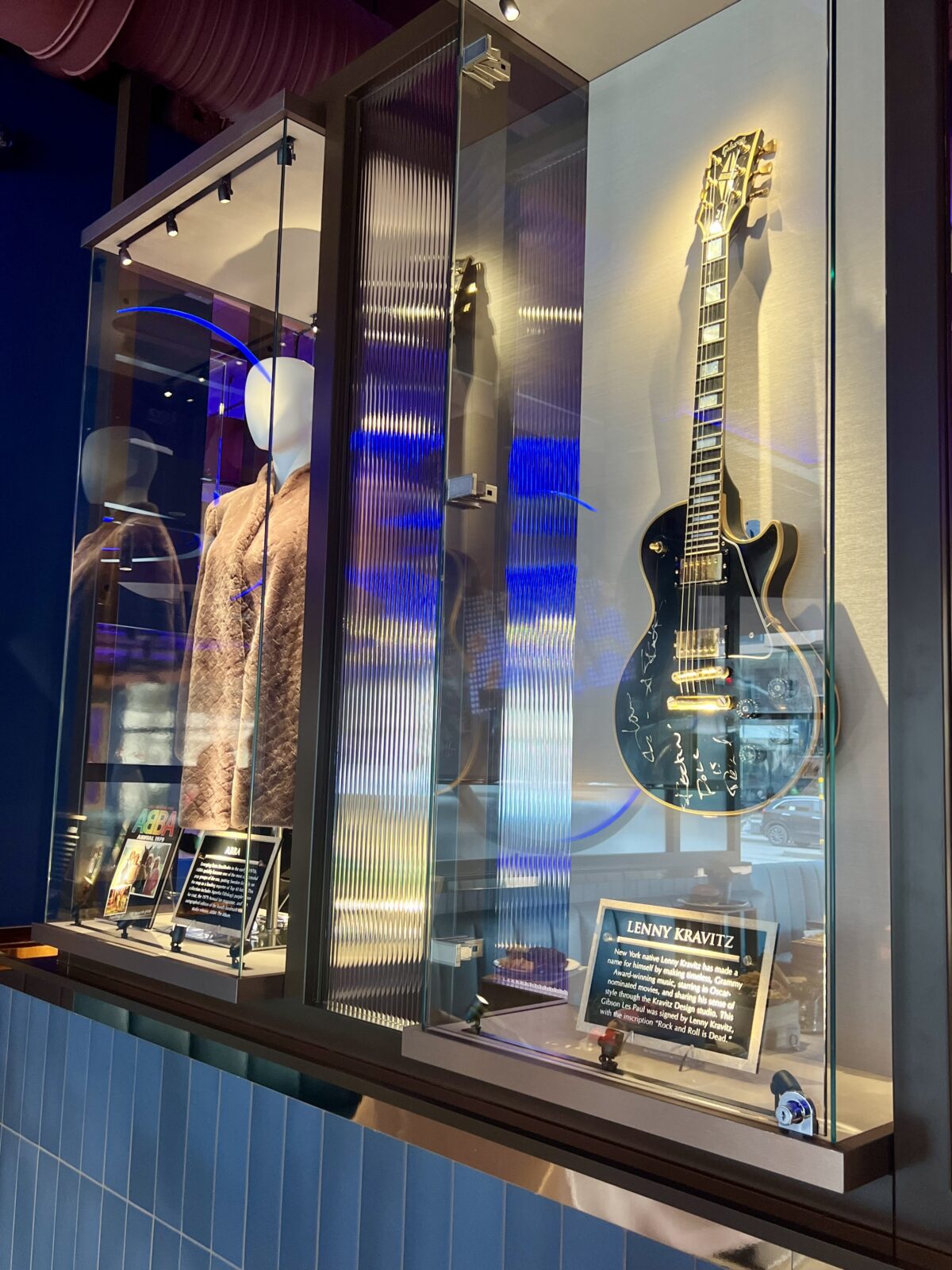 I montrarna runt om i restaurangen finns både kläder och instrument från världskända artister, något som är Hard Rock Cafés signum.