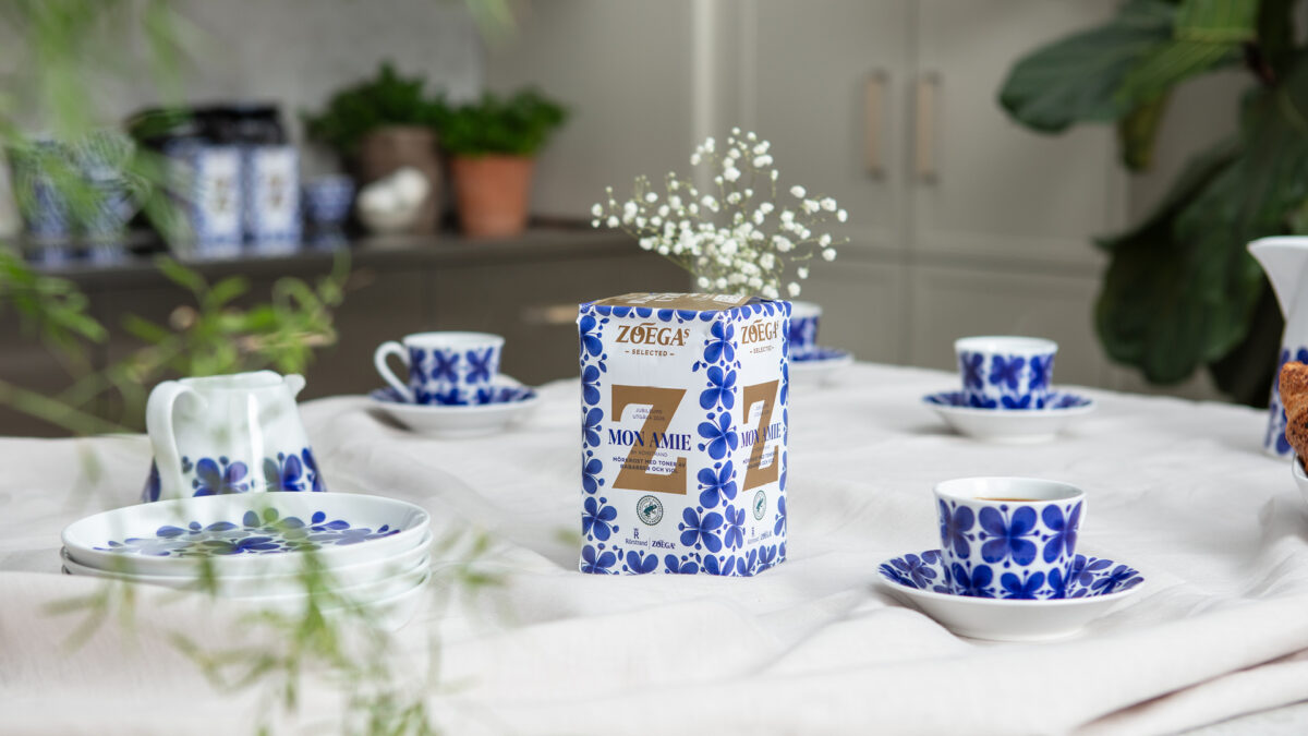 Zoega´s samarbete med Rörstrand har resulterat i både ett jubileumskaffe och en kaffeburk.