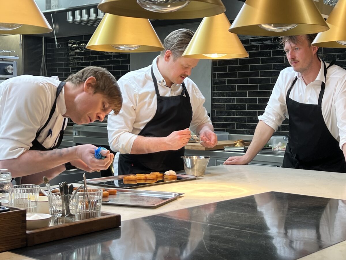 Salon Terminal har ett öppet kök ut mot restaurangen.