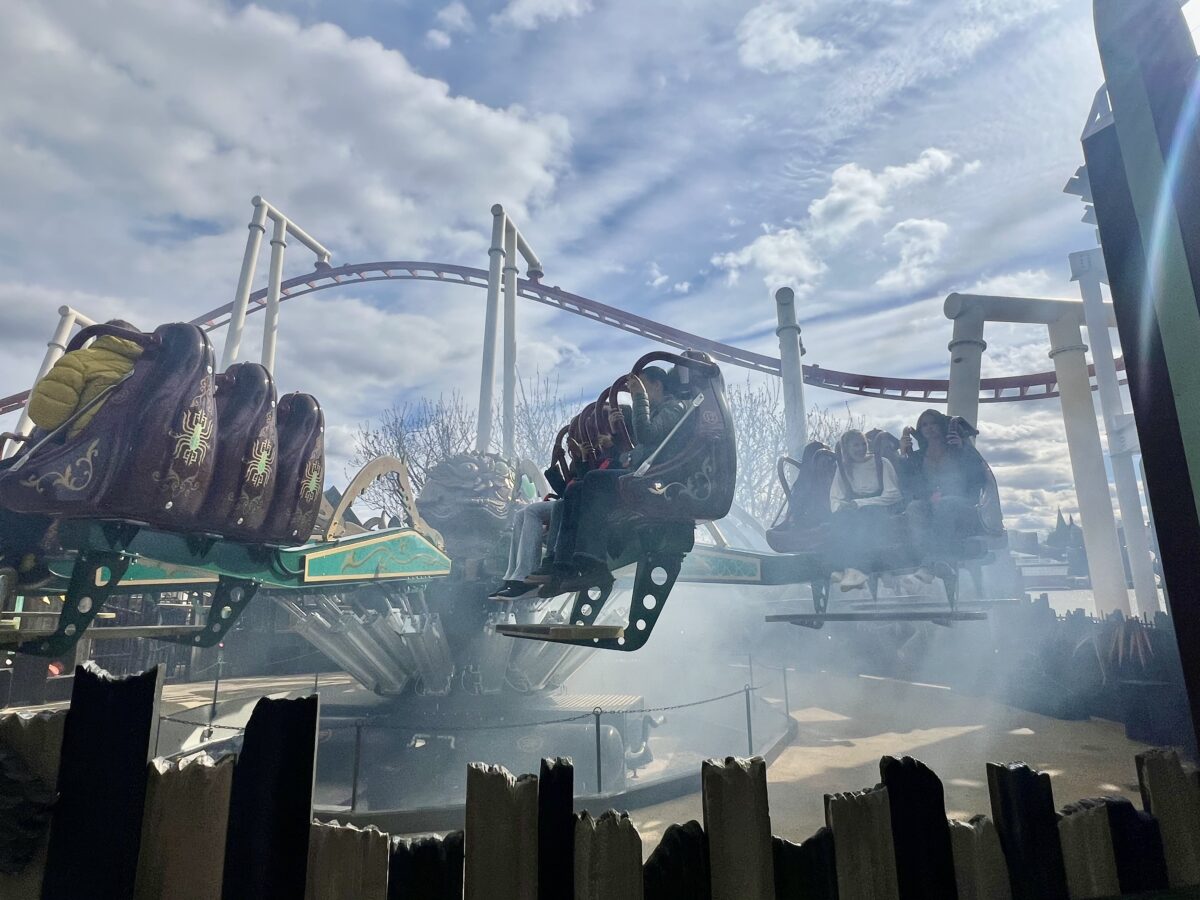 Spindeln med rök, snurr och studs ligger nära attraktionen Kvasten.