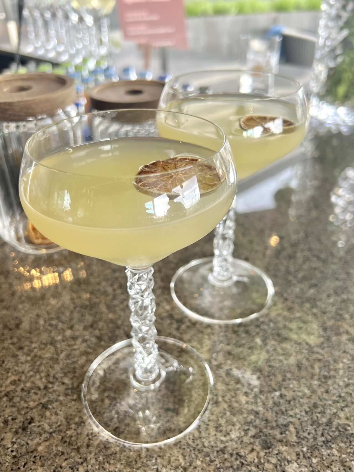 I baren används Orrefors glasserie Carat designad av Lena Bergström.