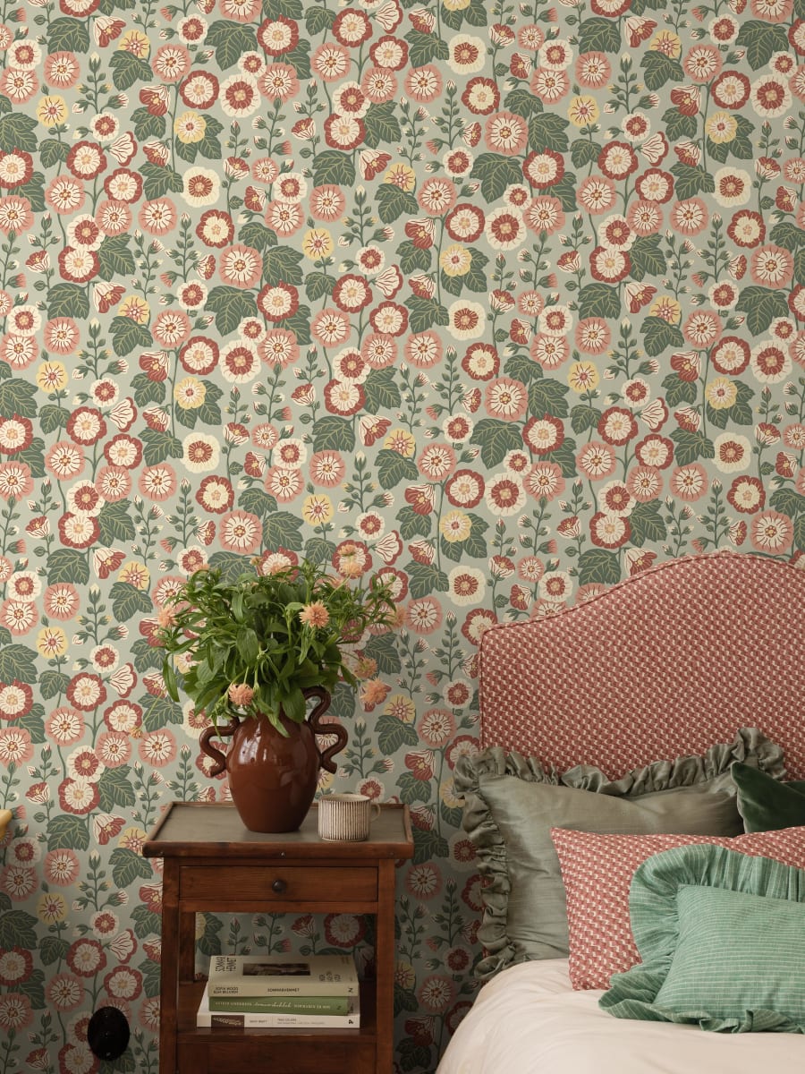 Mönstret Happy Hollyhocks är lika mycket en hyllning till svenska retromönster som till sommarens prunkande stockrosor. I denna färgglada blomstertapet, som målats för hand av Boråstapeters designer Noomi Spange, fångas stockrosornas kraftfulla växtsätt och retrostilens uppskattade glädjefulla, naivistiska uttryck.