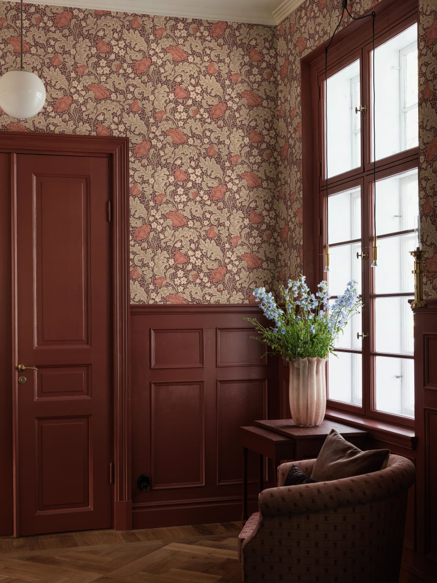 Mönstret till Blomdansen  är inspirerat av Boråstapeters designer Sissa Sundlings egen försommarrabatt, ger ett enhetligt intryck och passar i  alla rum.
