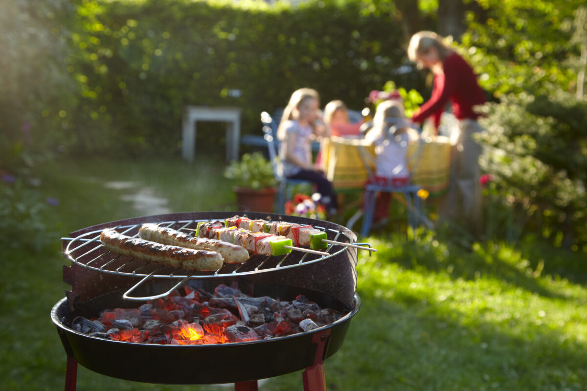  Många tycker att den perfekta sommardagen inkluderar en grillmiddag eller mat utomhus.