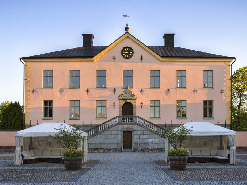 Hesselby Slott & Orangeri ligger i en historisk slottspark i västra Stockholm och har 68 hotellrum.
