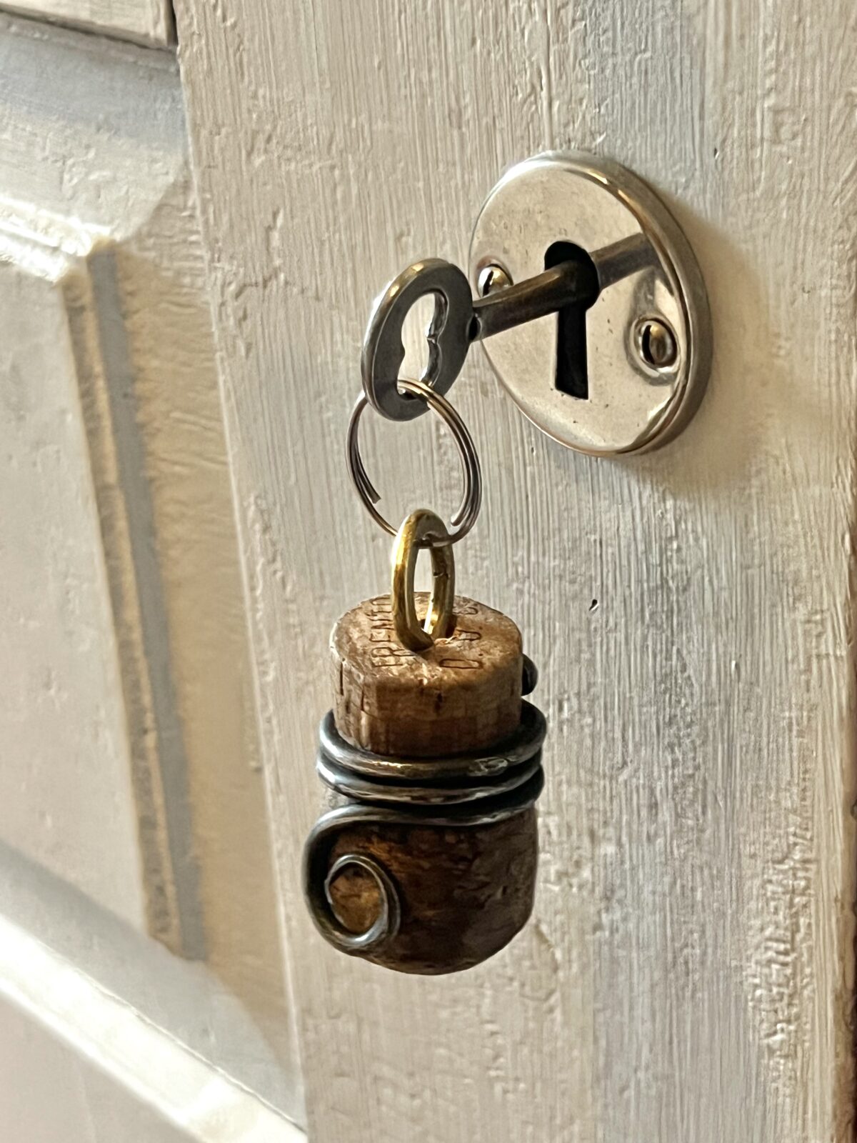 Rumsnycklarna har vinkorkar med silversmide på.