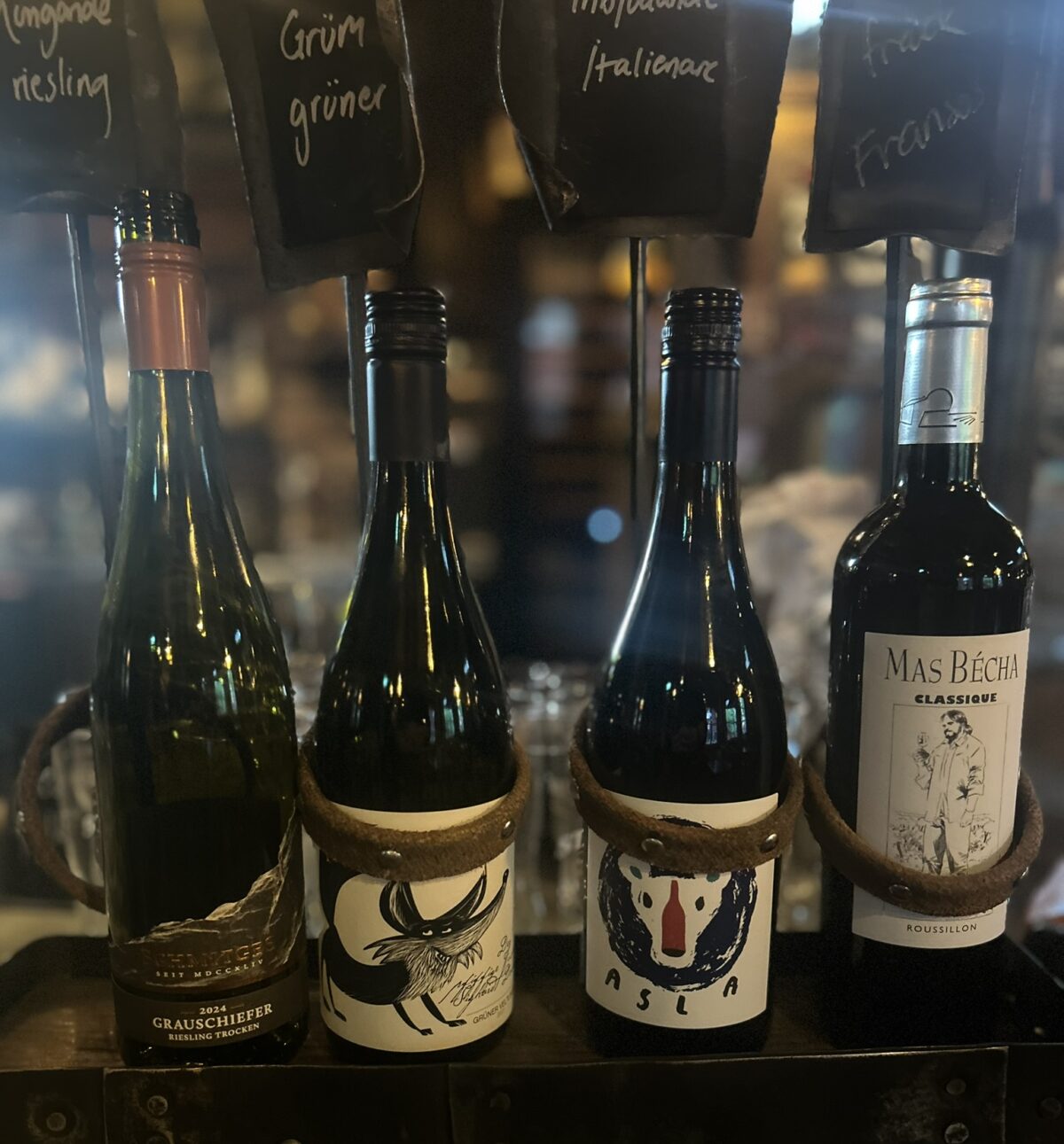 Det finns en personlig koppling till alla viner som serveras i Vinsmedjan. Paret har besökt vingården det kommer från eller så har de träffat producenten.