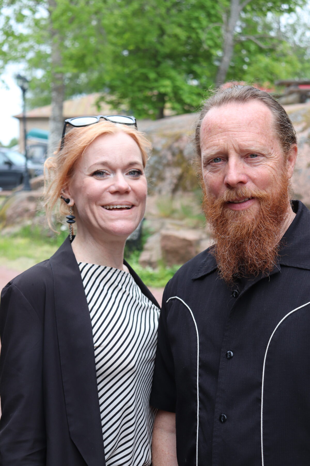 Ella Grüssner Cromwell- Morgan och Martin Cromwell-Morgan vid herrgården i Saltvik som de förvandlat till ett pensionat.