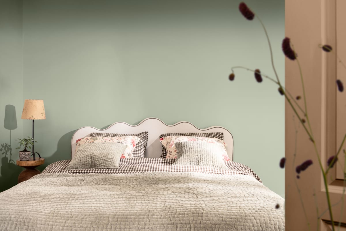Nordsjö Soulful Sage speglar naturens färger och ger en rogivande och harmonisk känsla som passar perfekt i ett hotellrum. Här i
kombination med inredningsdetaljer av naturmaterial och en dörr målad i den bruna Spiced Honey