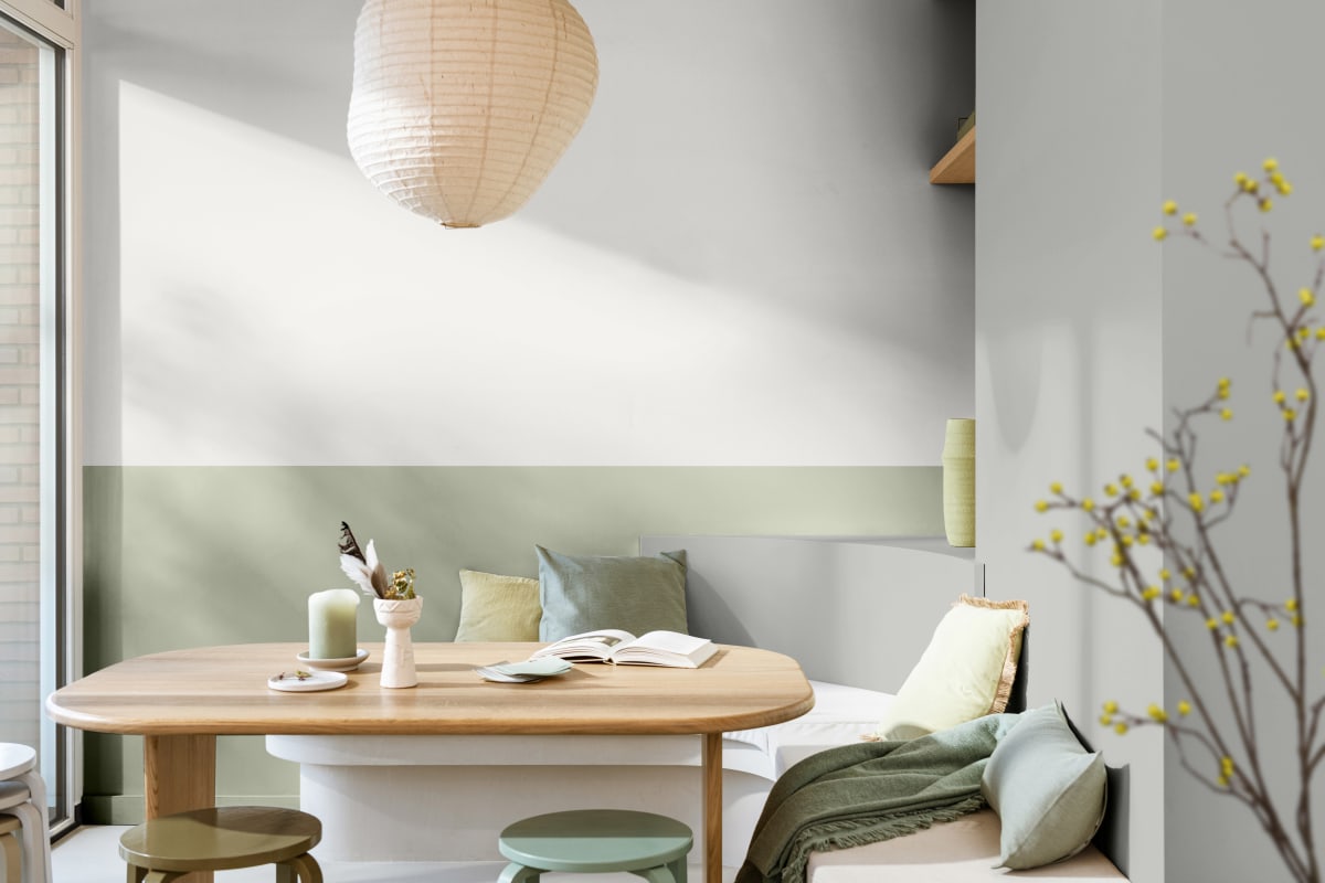 Harmonisk matplats med  Nordsjö Soulful Sage tillsammans med vitt.