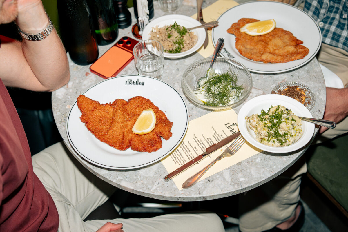 klassiker som olika sorters schnitzel, tyska korvar och traditionella tillbehör.
