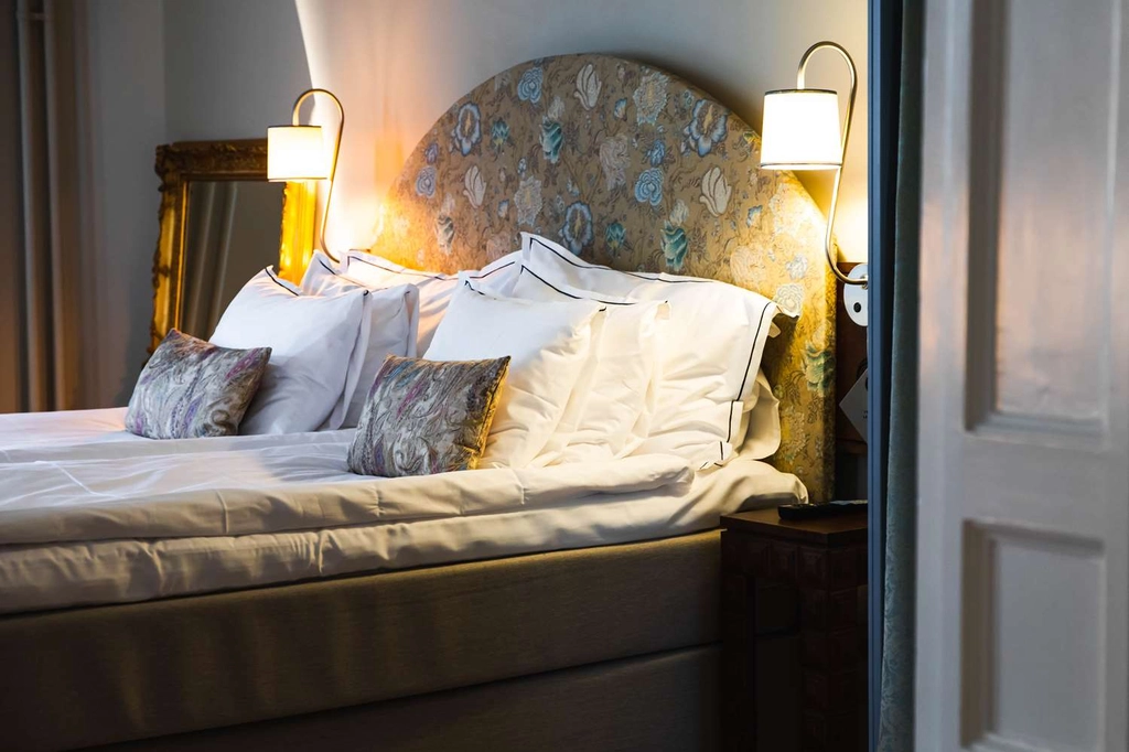 Hotel Ruth har 62 unika hotellrum. Hoteller är beläget i hjärtat av Vasastan. Hotellet ligger i en charmig byggnad från 1800-talet, vilket gör att inget rum är det andra likt..
