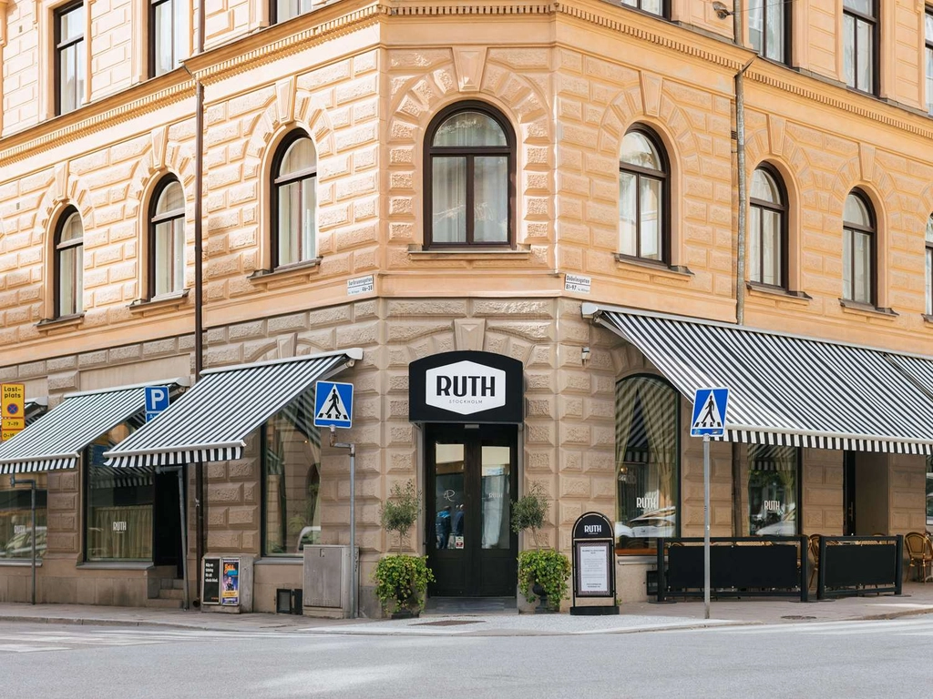 Hotel Ruth ligger på hörnet av Surbrunnsgatan och Döbelnsgatan i Stockholm.