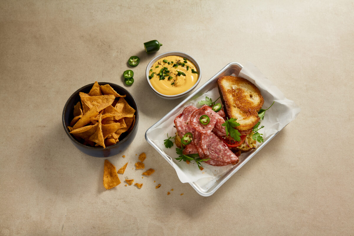 Gratinerad ostmacka med Ost & Jalapeñosalami.