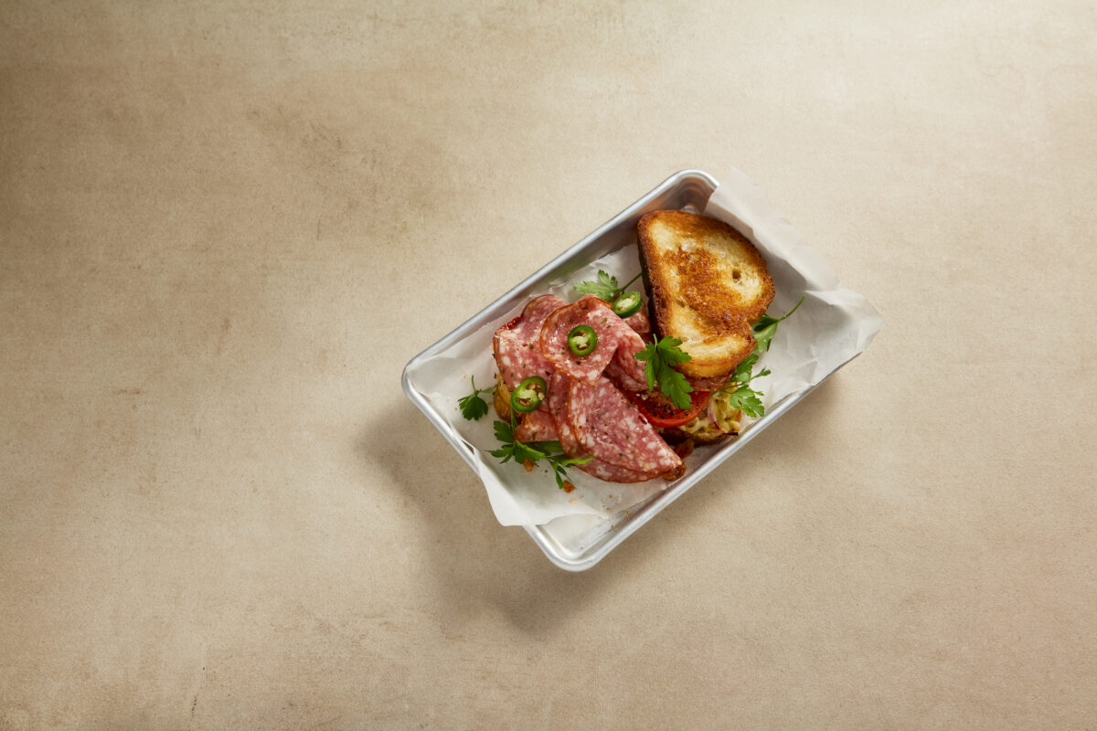 Gratinerad ostmacka med Ost & Jalapeñosalami.