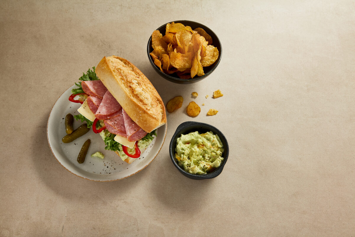 Baguette med Rökt salami, avokadospread och brie.