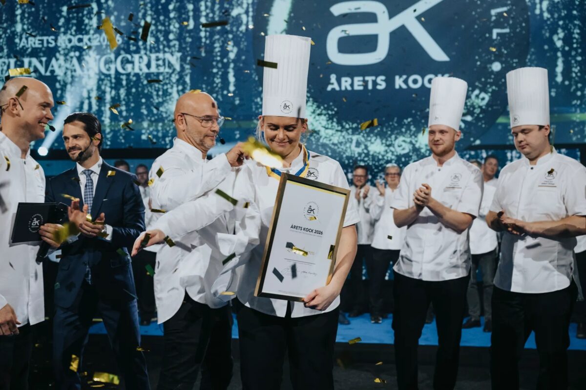 Tre finaluppgifter, sex finalister och timmar av intensiv matlagning. När poängen hade räknats samman stod Evelina Änggren som vinnare av Årets Kock 2026.