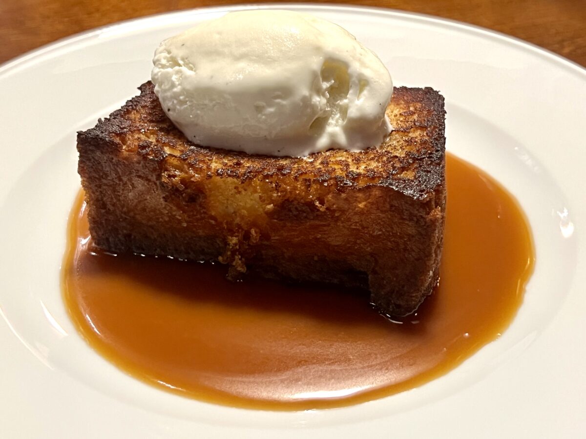 En av Kaffe Søders desserter är Smörstekt sockerkaka med karamellsås och vaniljglass.