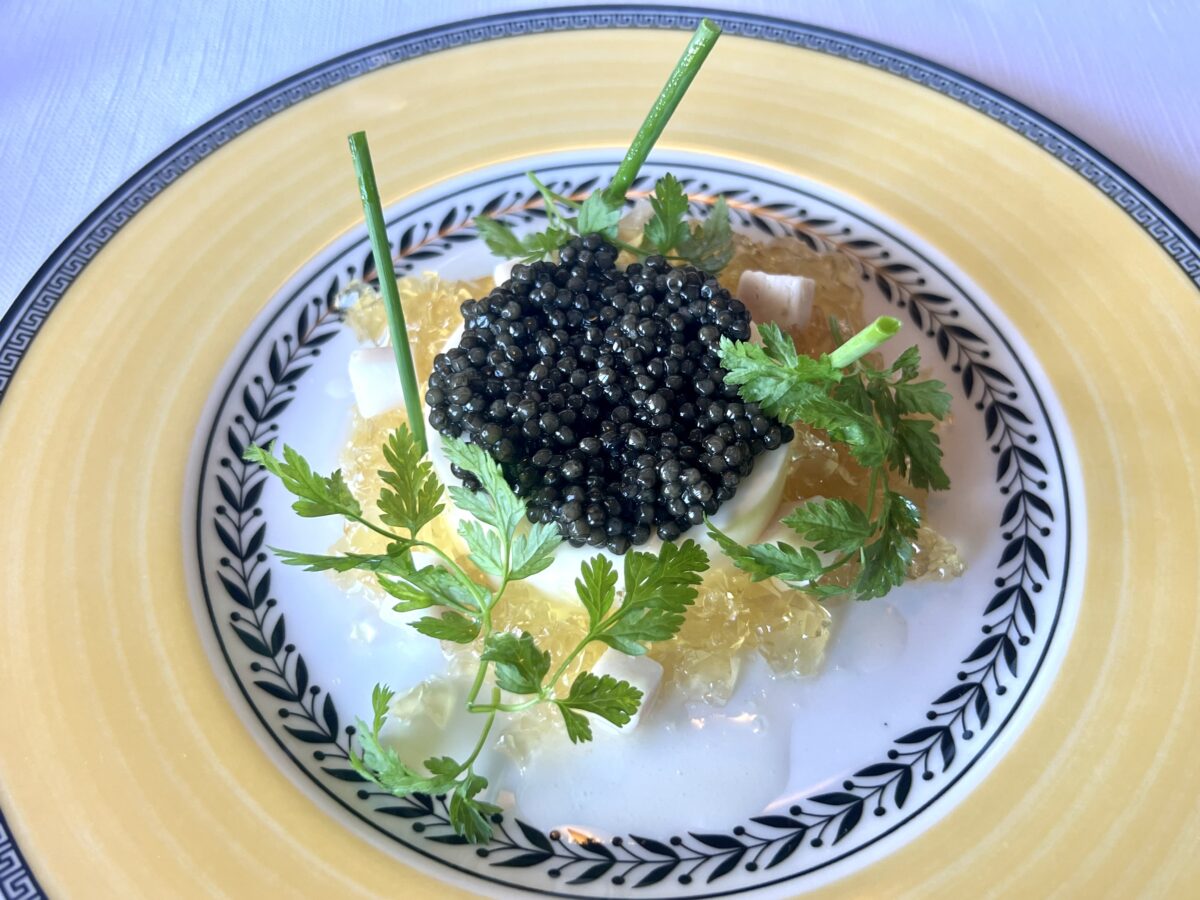 Blomkålsmousse med Osceta-kaviar, långbakad lardo, consommé och brynt smör.