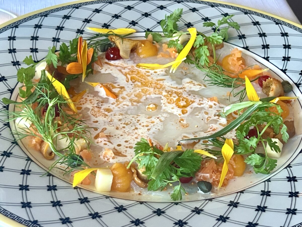 Tartar på norsk havskräfta med syltade kantareller och havskräftvinägrett.