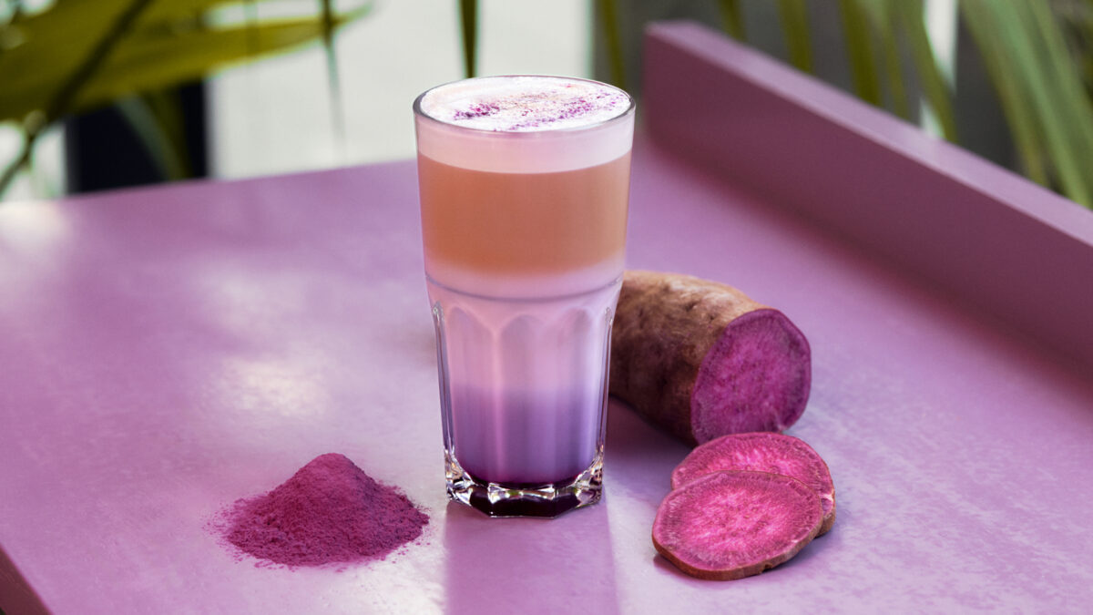 Varm Ube-latte hos Mr Cake.