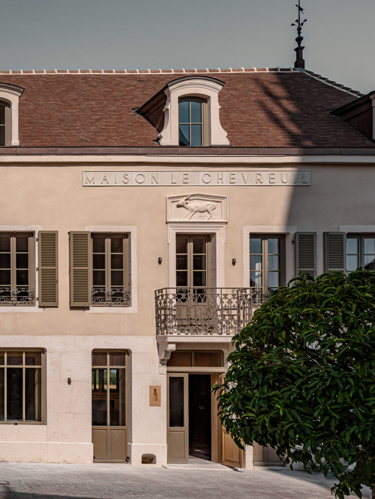Maison Le Chevreuil ligger mitt på torget i Meursault, mittemot byns historiska rådhus och kyrka och med
Bourgognes berömda vingårdar runt hörnet. Ambitionen är att skapa ett öppet hus för såväl långväga gäster som
lokalbor 