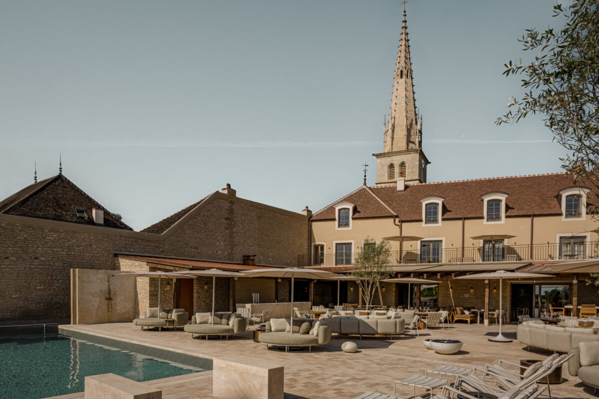 Maison Le Chevreuil är ett boutiquehotell med tio rum i hjärtat av Meursault i Bourgogne.