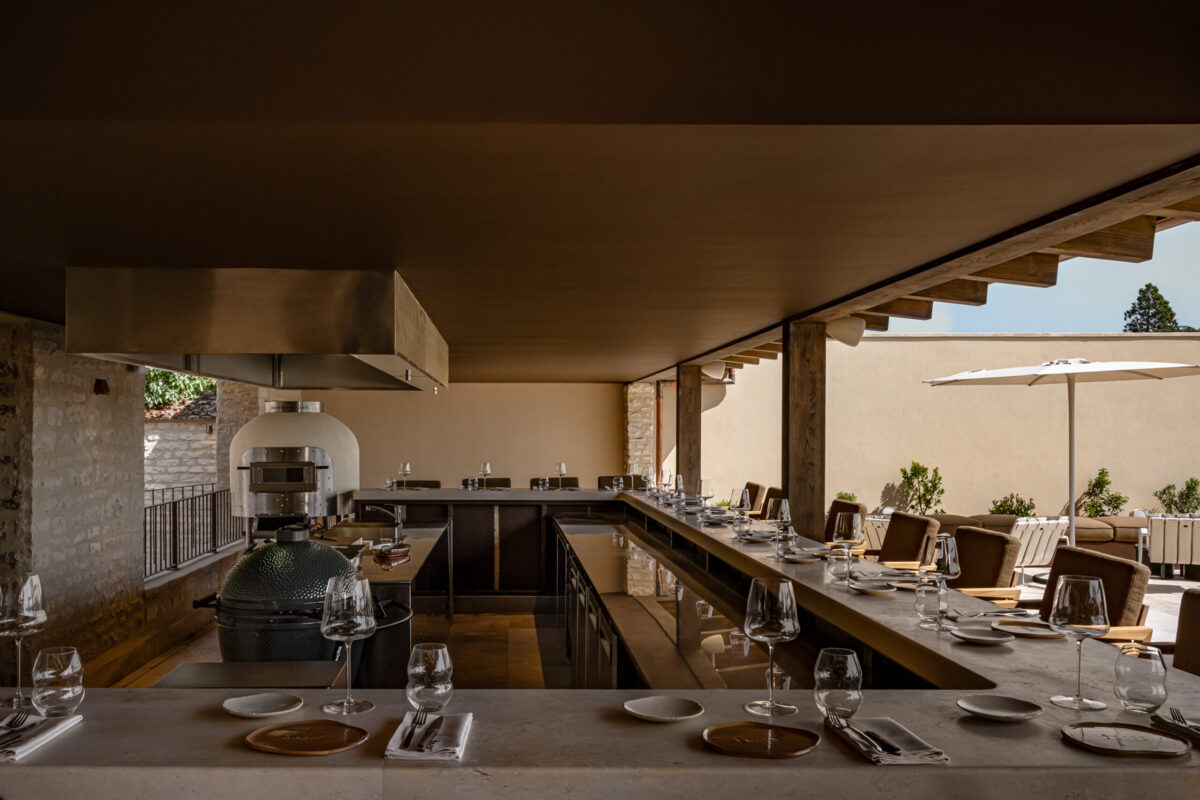 Hotellet förenar samtida design med
Bourgognes hantverk, gastronomi och vinkultur.
